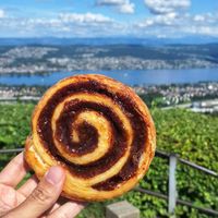 Piquenique com um zimtschnecke at Bakery Bakery - HB in Zurich