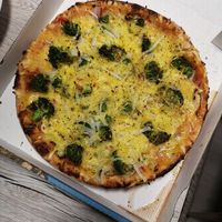 Vegan pizza with broccoli, mushrooms, onions and vegan gouda. Maxi size (28cm) at Pizza Haus in Bergkamen