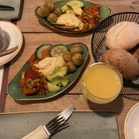 2 Brötchen mit Hunmus, Avocado, Antipasti, Falafel und ein Glas Orangensaft für 9,90€ pro Person  at Breilecker in Darmstadt