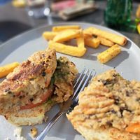 De burger kun je prakken at Greenhouse Coffee Roaster in Funchal