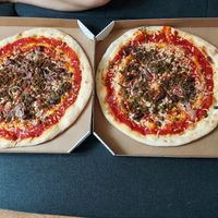 Vegan tuna pizzas at L'Osteria in Graz