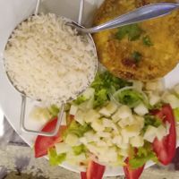 Hambúrger de feijão acompanhado de arroz e salada (alface, tomate, palmito e cebola) at Caramujo in Paraty