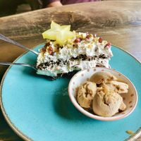 Ciasto marchewkowe z lodami orzechowymi  at Metafora in Szklarska Poreba