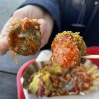 Links: Bio Currywurst (Seitan) mit Honey Love; rechts: Currywurst (Soja) mit Pirat   at Best Worscht in Town in Darmstadt