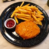 Lo siento, pero no me gustó, patatas secas y excesivamente aceitosas, milanesa sin apenas sabor a nada, el personal muy amable pero el sitio muy caro, para lo que me sirvieron, la at Vrote in Montevideo