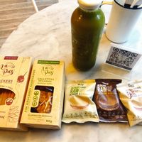 El jugo verde muy rico, las galletas que probé regular, el resto no lo he probado aún at Vrote in Montevideo