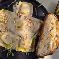 Ravioles de masa de curry rellena de puerros y hongos. at Vrote in Montevideo