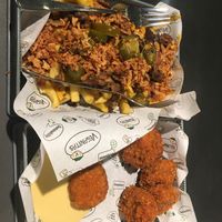 Loaded fries und Jackfruit nuggets  at Veganitas in Zurich