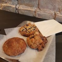 Fruchtig, nussig, soft mit Schokokern at Round & Edgy in Berlin