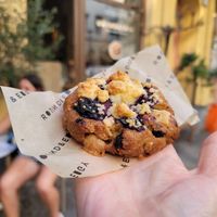 Blueberry streusel at Round & Edgy in Berlin