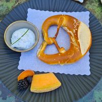 Brezel mit veganem Aufstrich und ein paar Obstschnitte dazu at Trendcafe Krone in Sonnenbuehl