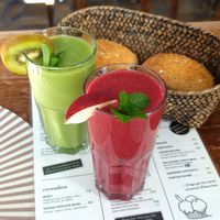Grüner und roter Smoothie, Brötchen at Trendcafe Krone in Sonnenbuehl