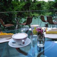 Vegane Torte und Cappuccino mit Haferdrink at Tula Bistro in Salzburg