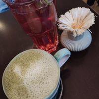 Matcha Latte 🍵 (mit Hafermilch) und eine Haus Limo at Tula Bistro in Salzburg