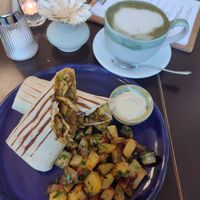 Wrap mit Pilzfüllung und Kartoffeln (leider etwas ünerwürzt und Kartoffeln zu ölih) mit veganen Joghurt Dip at Tula Bistro in Salzburg