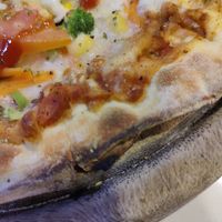 Auch die Pizza war sehr lecker, gute Boden und Geschmack (sorry für den Ketchup, den haben wir drauf gemacht :-D) at Sweet Kitchen in Surat Thani