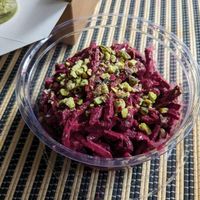 Ensalada de remolacha con pistacho (en envase plastic-free) at Plantamientos in Madrid