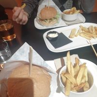 Una Hamburguesa de setas y otra de col y calabaza. La salsa de las patatas pusieron mayonesa vegana y como un aceite por encima at La Lola in La Seu Durgell