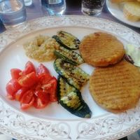 Hamburger vegani con verdure e crema di carciofi at Mister Coffee in Bologna