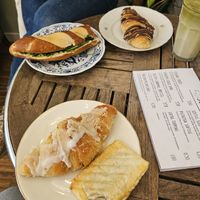 Pretzel with cream herb cheese, chocolate croissant, cheesecake lemon croissant, puffed pastry’swith banana and walnuts. Matcha latte and a latte deluxe caramel with whipped crea at Hempies - Händelstraße in Cologne