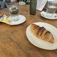 Mit Schokolade gefüllte Croissants und Tee  at Hempies - Händelstraße in Cologne