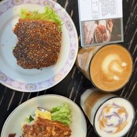 Flotte Lotte, Käsebrötchen, Cappucino & „Lila Wolke“ (Milchkaffee mit Lavendelsirup)  at Hempies - Händelstraße in Cologne
