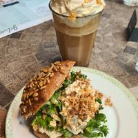 "Eiersalat" Brötchen und Bienenstich Latte at Hempies - Händelstraße in Cologne