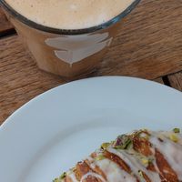 Pistaziencroissant und Dirty Chai Latte at Hempies - Händelstraße in Cologne