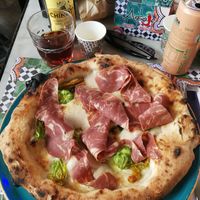 Pizza mit Wurst und Zucchiniblüte at Assaje in Trieste