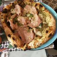 Pizza mit Schinken und Pistazien at Assaje in Trieste