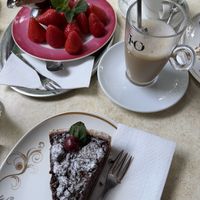 Erdbeeren mit warmer zartbitter Schokolade + Schoko-Kirsch Streuselkuchen   at Cafe Geissner in Giessen