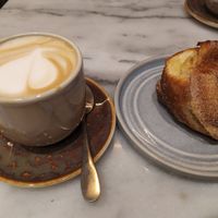 Oat latte y cinnamon roll at Central Brew Coffee in Dublin