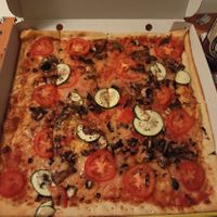 Pizza cuadrada con tomate en rodajas, champiñones, calabacín y queso vegano at PizzSavoy in Ronda