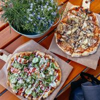 Pizza „Dönerstyle“ & „Schlaflos“ beides vegan   at Pizzeria Schlaflos 2 in Frankfurt