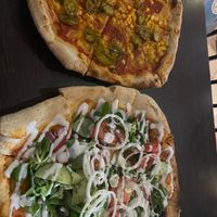 Mexicana and döner pizzas at Pizzeria Schlaflos 2 in Frankfurt