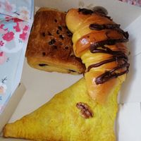 Napolitana de chocolate, croissant de chocolate e folhado de maçã com noz at Vegan Details in Braga