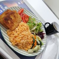 Tofu panado com arroz de tomate at Vegan Details in Braga