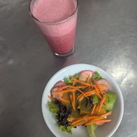Menu del día salad and juice at VEGANO El Buen Alimento in Cali