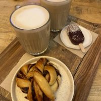 Café Latte mit Hafermilch, veganes Bounty und Babka  at Clara Jung Pâtisserie in Montpellier
