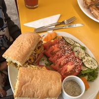Tofu al curry con ensalada  at Subs Sandwich Bar in Cotacachi