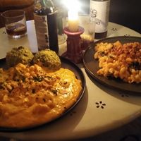 Spinatknödel mit Erdnusscurry und Käsespätzle mit Kimchi at Vida Loco in Rosenheim
