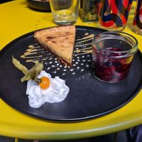 Cheesecake mit heißen Himbeeren und Sahne at Vida Loco in Rosenheim