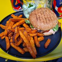 Jackfruit Burger mit Süßkartoffel Pommes at Vida Loco in Rosenheim