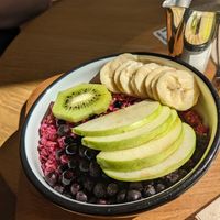 Pink granola bowl at Wild & The Moon - Van Woustraat in Amsterdam