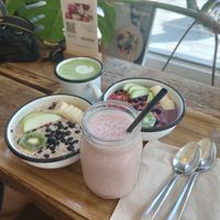 Hot porridge, açai bowl, smoothie and matcha latte at Wild & The Moon - Van Woustraat in Amsterdam