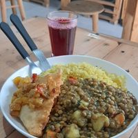 Dahl de lentilha + chá de hibisco at Viva la Vegan in Curitiba