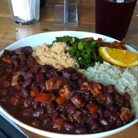 Eu postei essa foto no Instagram, o que teve de amiga/o falando "nem me chama" é brincadeira hahah. Mas falando da comida mesmo, tava uma delícia, melhor feijoada vegana que eu j at Viva la Vegan in Curitiba