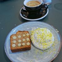 Tranche de cake maison à la noisette, crème acidulée et gel citron at Drinks & Co in Paris