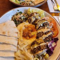 Bowl mit Falafel und hummus at Tahini in Cartagena