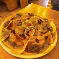 Nachos veganos (super poco guacamole y 4 frijoles mal puestos...) at Mezcal in Madrid